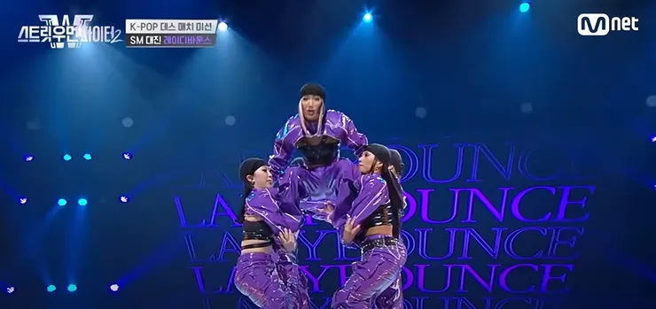 Biggy非常從容完成動作,而且跳下來立刻接下一段編曲