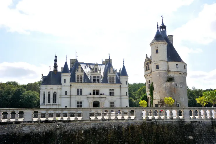 【從護城河前望城堡!較近的那座尖塔,為馬爾克塔,是舍農索最古老的建築,為原業主讓‧馬爾克於1430年所建城堡和磨坊之僅存者。】