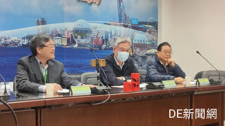 基隆關務長張世棟(圖中)在農曆春節前夕，指示所屬單位加強查緝走私工作。(記者曾金萬/攝)