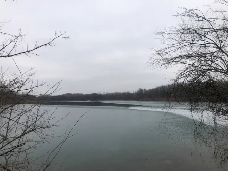 作者攝於 2023年2月｜Antrim Park 另一端的湖面已經退冰（原創作品，請勿擅自使用或轉載。）