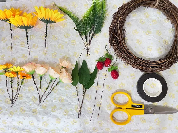 有向日葵、花圈、葉材跟小玫瑰等