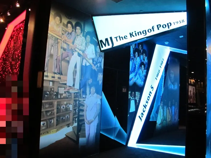 場館第二個部份是一條時光隧道，以科幻的感覺展示不同時期的MJ。