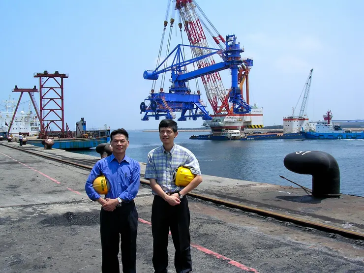 【邊試運轉皮帶機邊迎接你的到來,那時我們正年輕力壯沒想過老衰!2005年夏,JB與同事老莊迎接6號卸煤機到來的歷史鏡頭,但這次要送別的是1998年4月啟用的5號卸煤機,它當年乃在岸邊組裝,並非整機運來。】