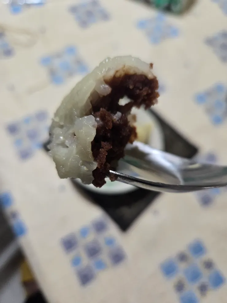 一口吃下去甜豆沙搭配糯水米的甜剛剛好