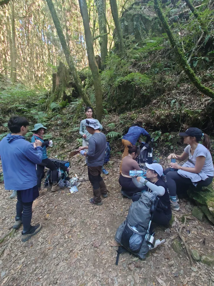 酒瓶營地大休，互相餵食