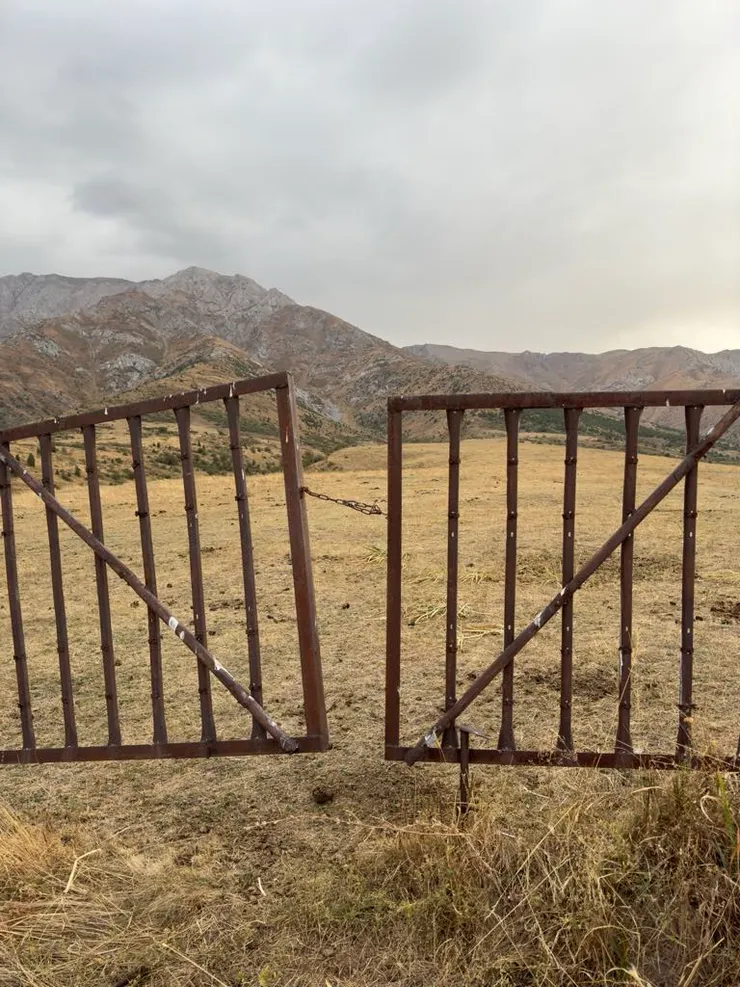 用圍欄隔住的裡面應該就是國家公園了吧！但我很沒膽不趕硬闖 哈哈