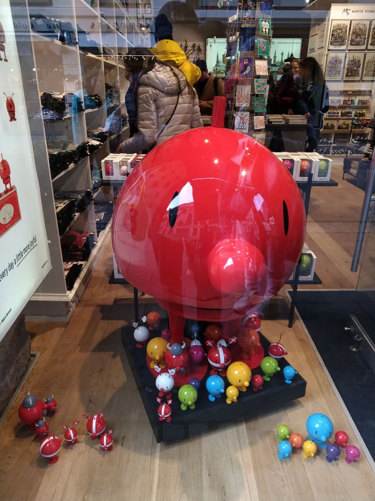 好顯眼的展示櫥窗,經過一定會被吸引進去