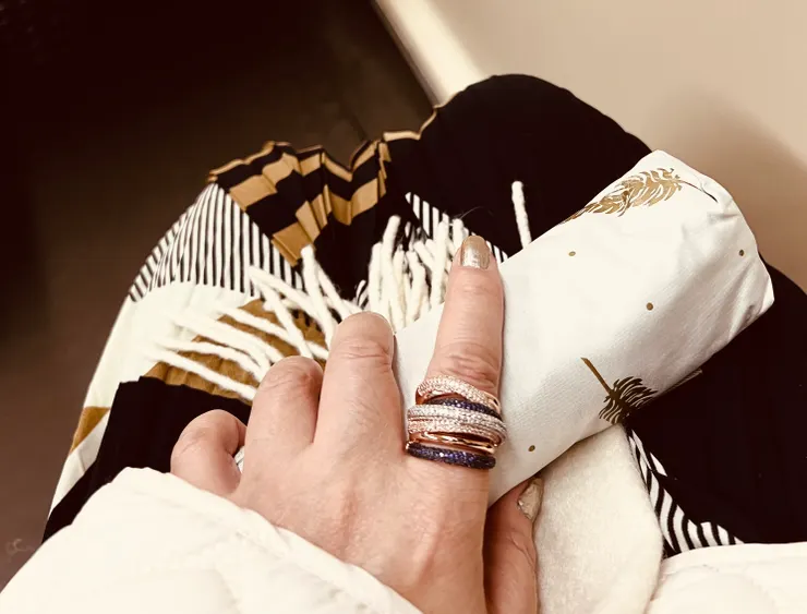 還是怕下雨 傘也是米金色搭配