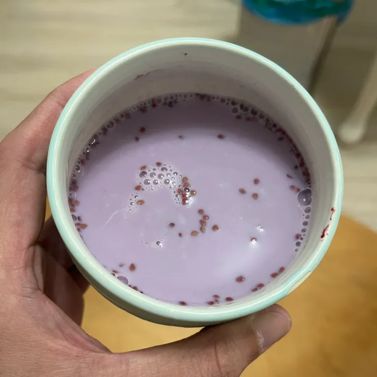 做好的果醬第一時間不是塗在吐司上，而是做成桑葚牛奶，哈哈哈