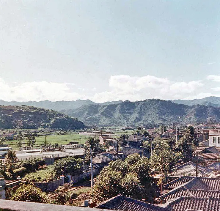 另一張從陽台拍攝的照片。可以看到鐵軌，還可能有一座火車站。