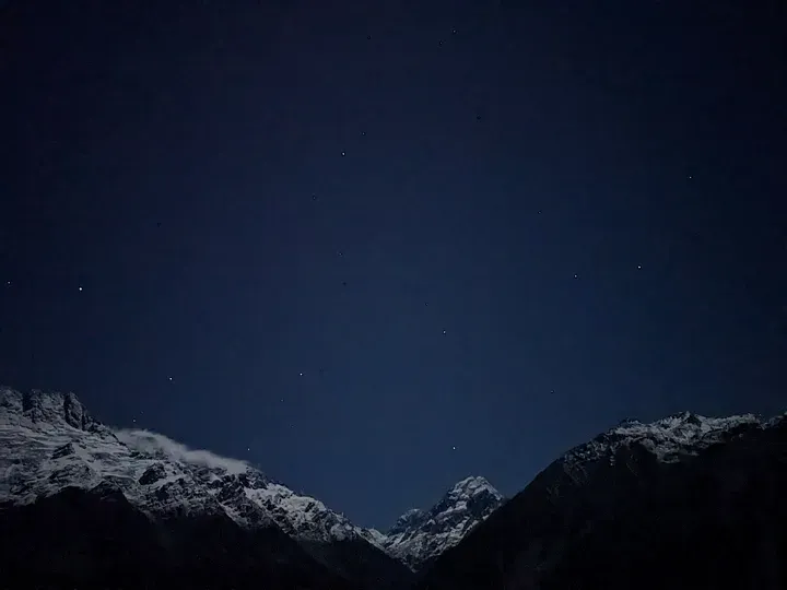 凌晨三點多的星空與山峰