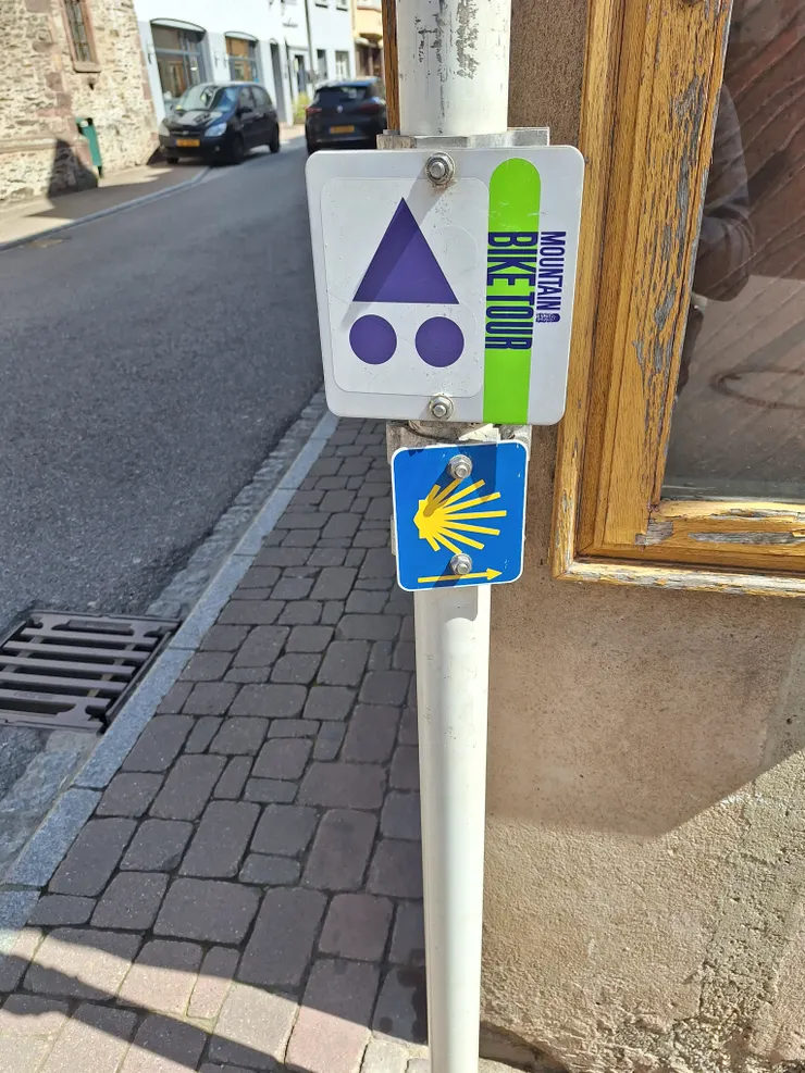 西班牙朝聖之路貝殼路標