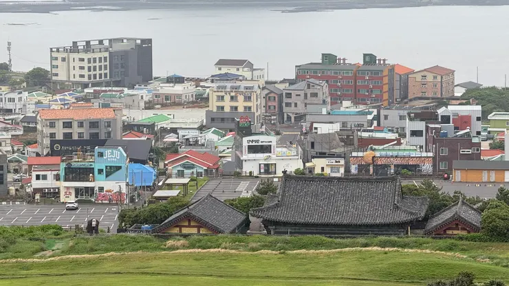 土黃三窗建築是我們住的民宿