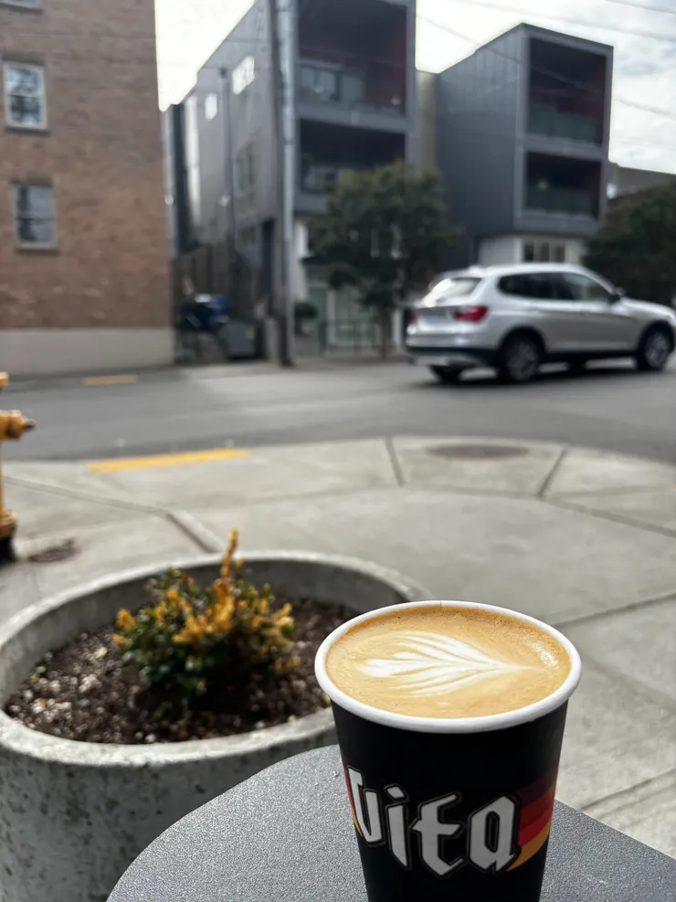 邊躺邊喝咖啡，很愜意的下午茶