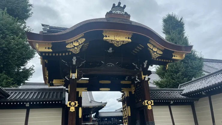 深色木構與金色裝飾相當華麗，過這邊就是寺廟範圍啦。