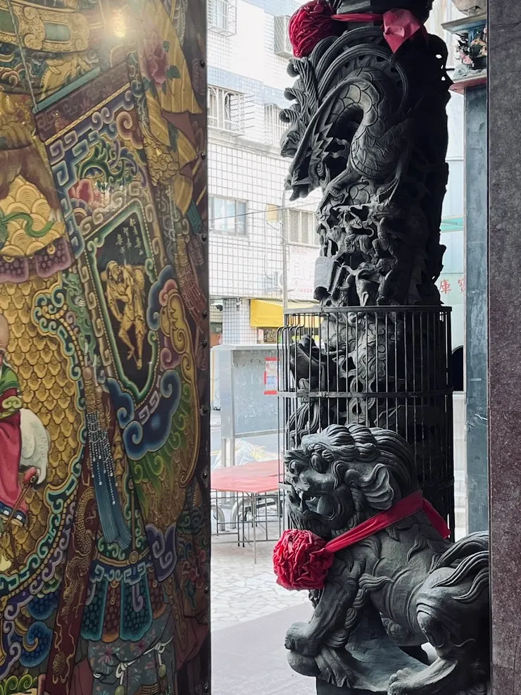 精緻的龍柱與石獅（圖片截圖於網路）