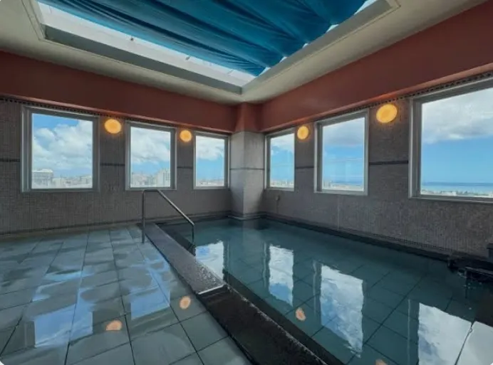 本次入住飯店的大浴場,窗外可看到海景,空間不大但是挑高,水溫舒適且乾淨,整體感覺還不錯。