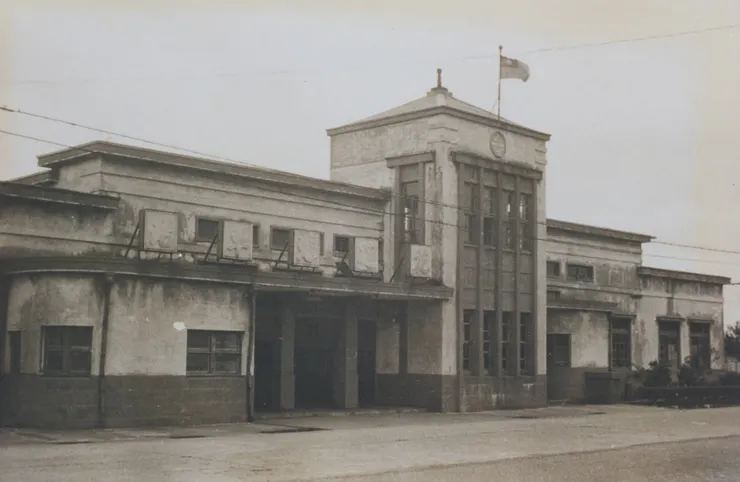 二次大戰後初期的東花蓮港站，照片中可見已更名為花蓮港車站(資料來源：國家文化記憶庫)