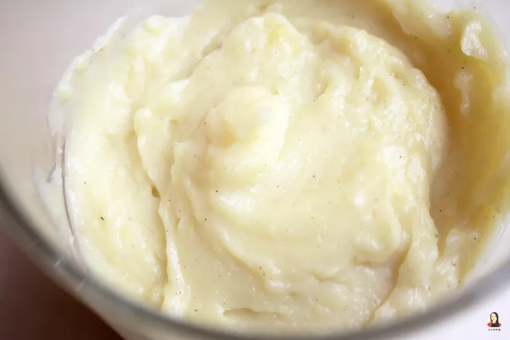 我的卡士達一定要加香草籽醬與蘭姆酒，好吃！