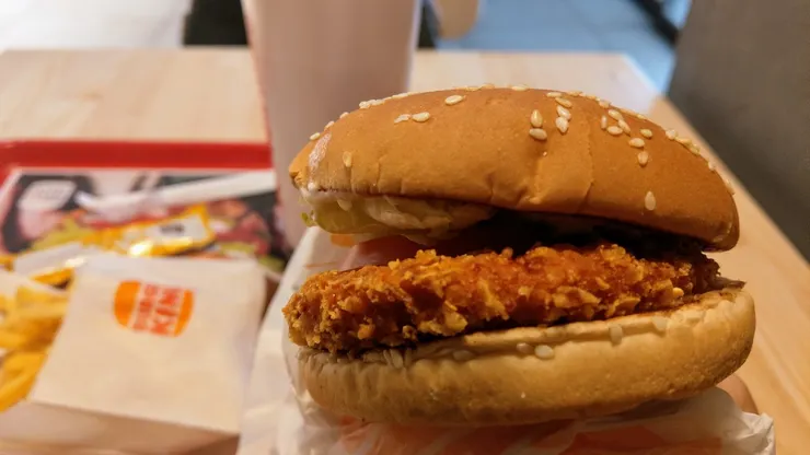 10.79€的炸雞堡，炸雞超薄，大概麥香雞厚度，＆薯條超鹹（台灣漢堡王薯條不加鹽，說薯條本身就有鹹），晚餐去超市買了生菜沙拉吃（有些菜好苦，難怪要配美乃滋）