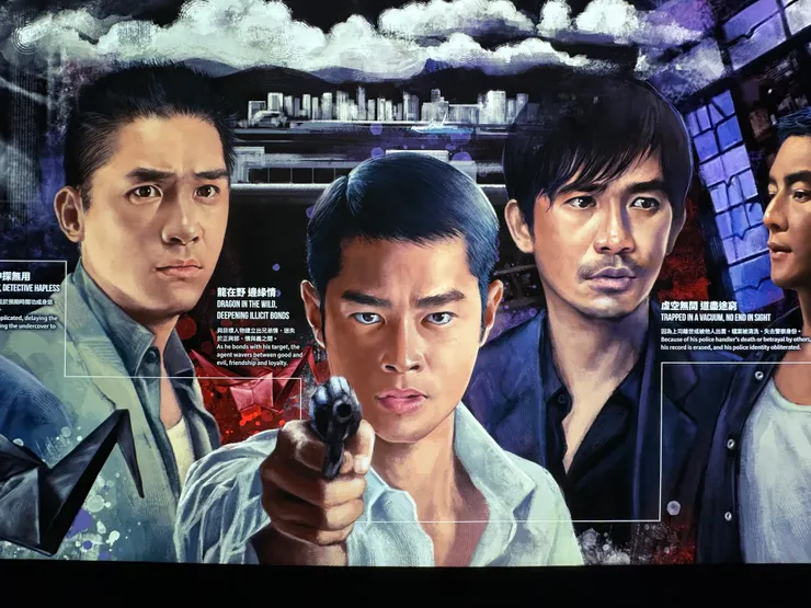 離開這樓層時,也別忘記由畫家塵阿力繪畫的「卧廊傳說」,這邊有兩個「臥底」梁朝偉!