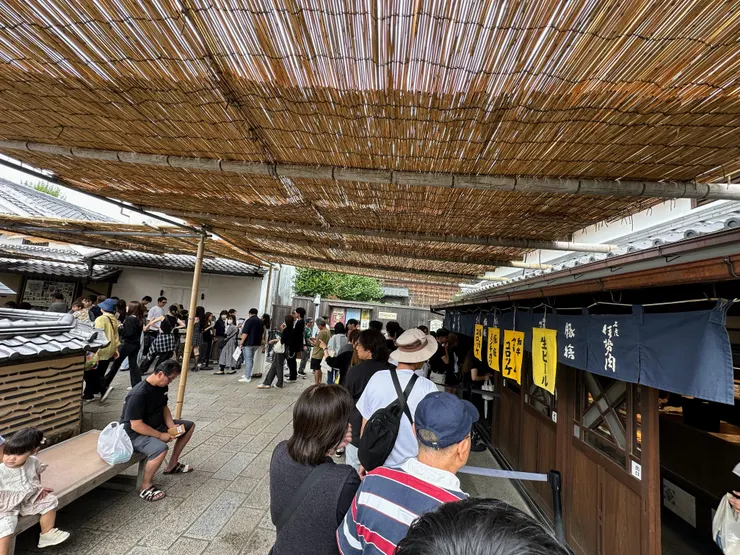 豚捨的大排長龍，是很需要耐心排隊的炸物美食