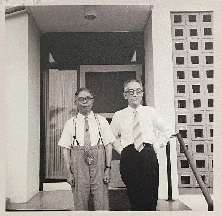 胡適(右)與王世杰在胡適寓所正門合影。原本有階梯,設有扶手。後來才墊高做了一個廊道