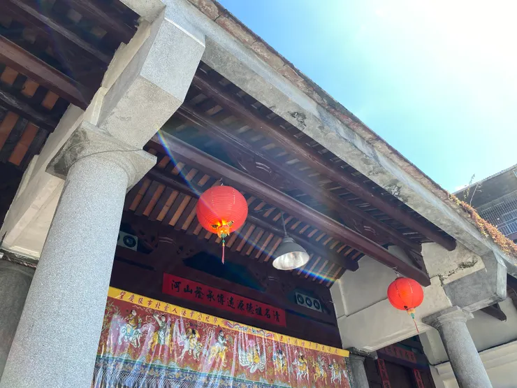 日治中期建築特色的木構屋架與洗石子柱