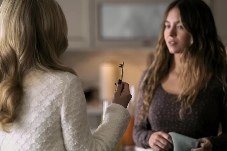 《家弒服務》讓父權敘事中被汙名化的瘋女，成為手握鑰匙掌權的勇者。