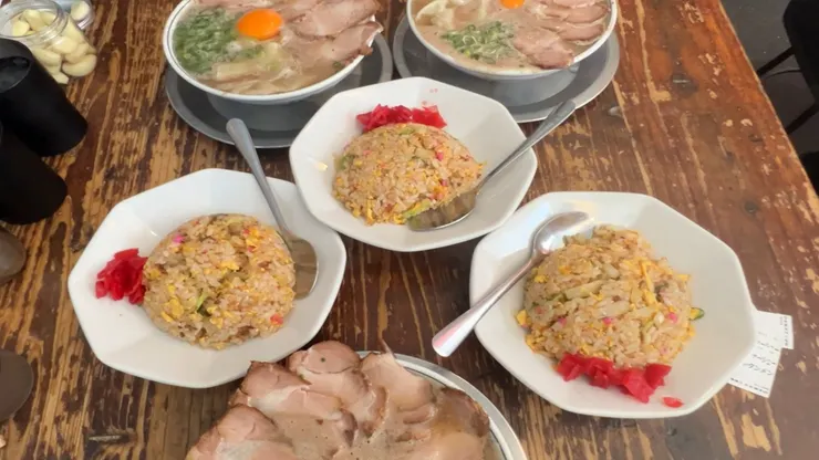 達摩炒飯「充滿『鍋氣』的大火快炒飯，口感乾爽不偏鹹，跟拉麵是絕配