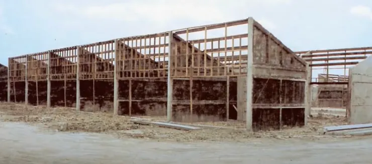 政府提供給民眾的「半成品建築」，並讓民眾接手繼續填補所需