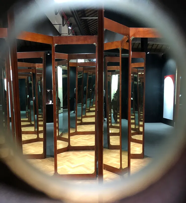 鏡屋：達文西設計了一個以八面鏡子組成的小屋，站在裡頭的人是可以無限重複看見自己身體每一個部位。