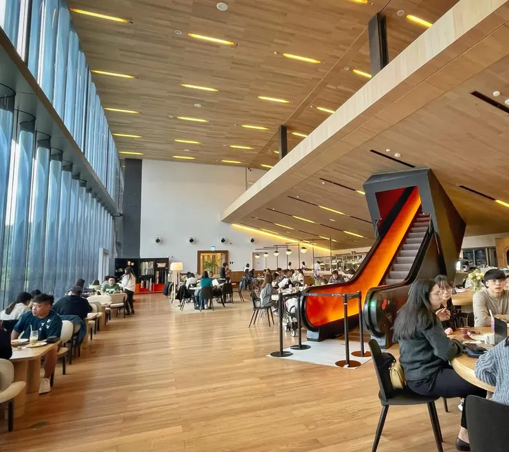 打卡熱點ACME cafe，中間冒出一條參觀通道真的很妙