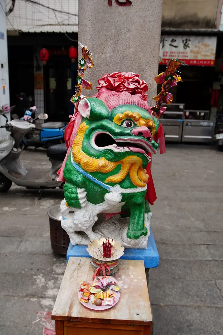 那就是石獅仙姑，她是金門風獅爺界的獅王，統管本地所有獅子塑像
