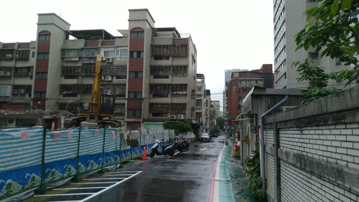 圖示：西元2022年的台灣台北中山區合江街某條巷子，建商在公寓住宅旁拆除老房屋，準備進行都市更新，在西元2023年發生建地旁的道路地層下陷事件，還好沒影響附近的房屋。圖片來源為張居隱：https://www.shutterstock.com/zh-Hant/image-photo/2360737279