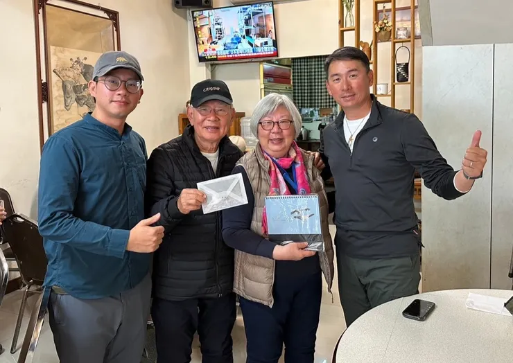 圖20 夫妻倆一起拿到小禮物，當然要大合體拍張紀念照囉(攝影者 張家瑜)