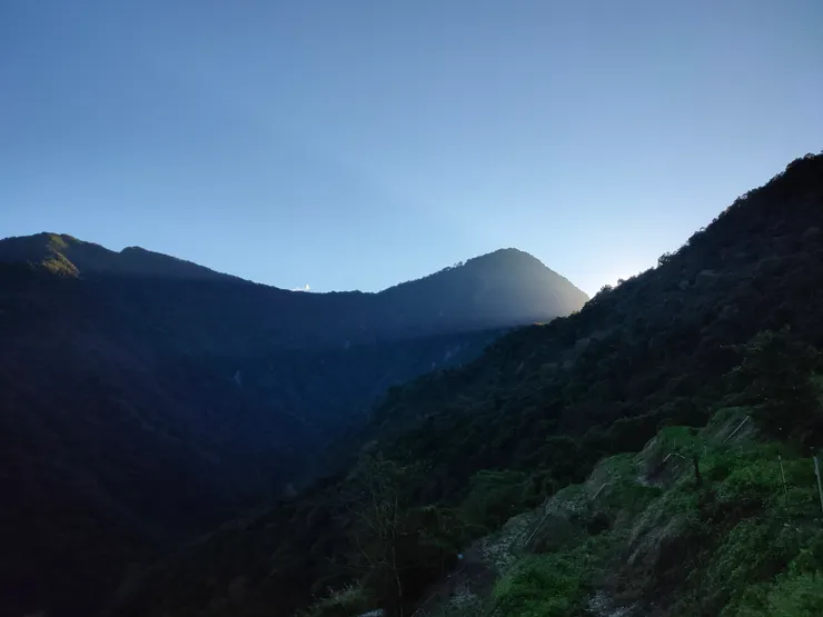 晨曦穿過了山坳，早晨的高麗菜田間，重裝的身影搖擺而過，空氣中的水氣嗅起來使我振奮不已。