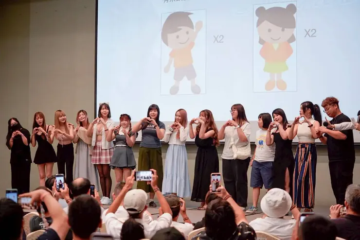 現在AV女優的見面會或攝影會,有越來越多女生粉絲到場支持,因為女粉相對比較稀少,所以活動現場也都會稍微多給女粉一點優惠。