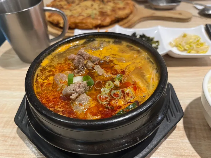 傳統辣豆腐煲 (含豬) 220元