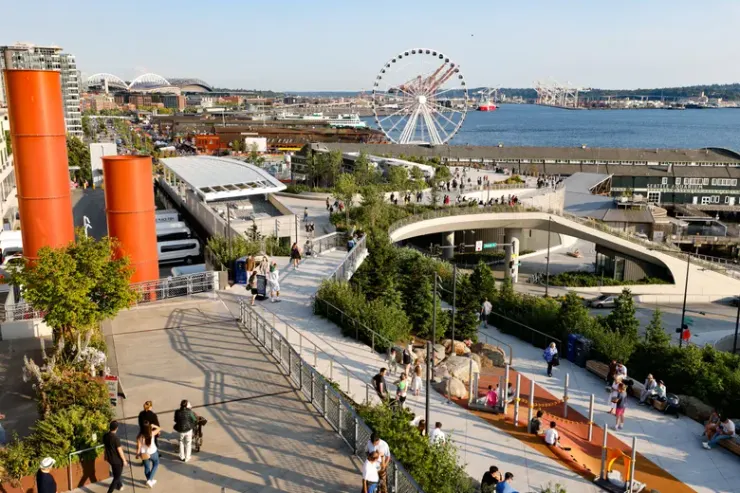 『Seattle Waterfront』全長步道融合景觀台與休息區，適合散步、欣賞海景與體驗西雅圖城市活力。