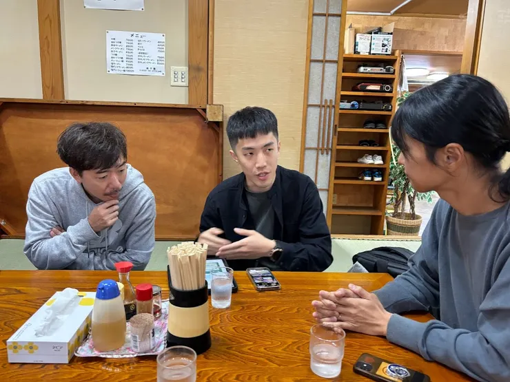 努力要跟渡邊溝通的多多,卻是看著田中講話,請他協助翻譯