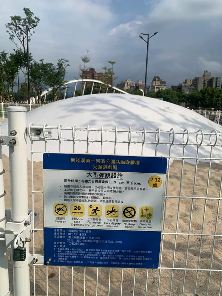 拒絕輪椅族的遊戲場是「共籠」。不僅圍起來還鋪著沙子,根本無法參與。