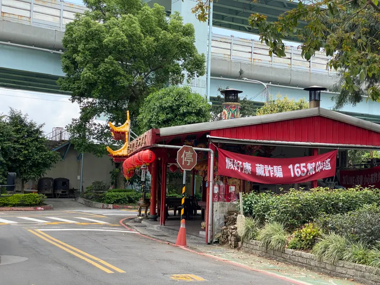 「溪洲福德宮」主祀福德正神，是地方信仰中心。