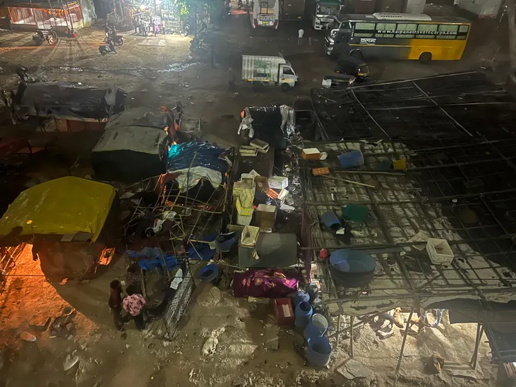 豪華酒店旁的市場，感覺不太衛生呢......