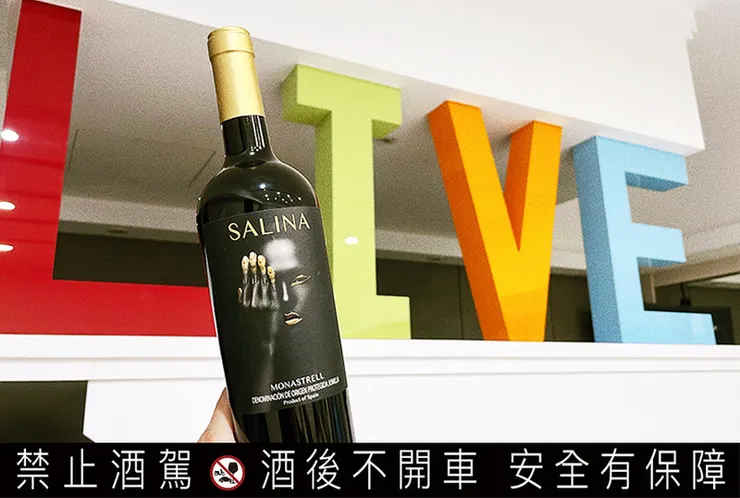 超商紅酒推薦｜西班牙紅酒SALINA紗莉那，7-11到全聯都能入手│SALINA紗莉那紅酒紅款+金款 遮掩女孩