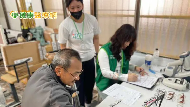 臺灣防盲基金會董事長蔡瑞芳醫師為居民看診