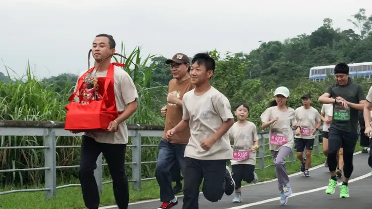 瘋神紀13紀年趣公益路跑，熱情民眾揹著神明共同參與。(圖/主辦單位提供)