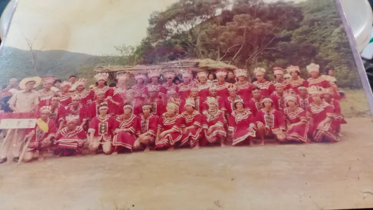 阿霞的舊照，後面能看出當時搭建的茅草屋頂。