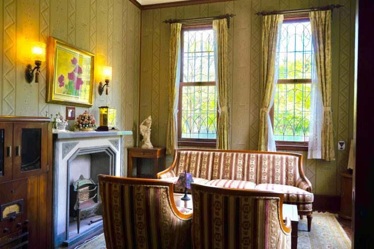 「鳳凰之間」：作為山本亭唯一的洋式空間，它不僅是近代和風建築的瑰寶，更凝縮了「大正浪漫」時代對極致美學的追求。