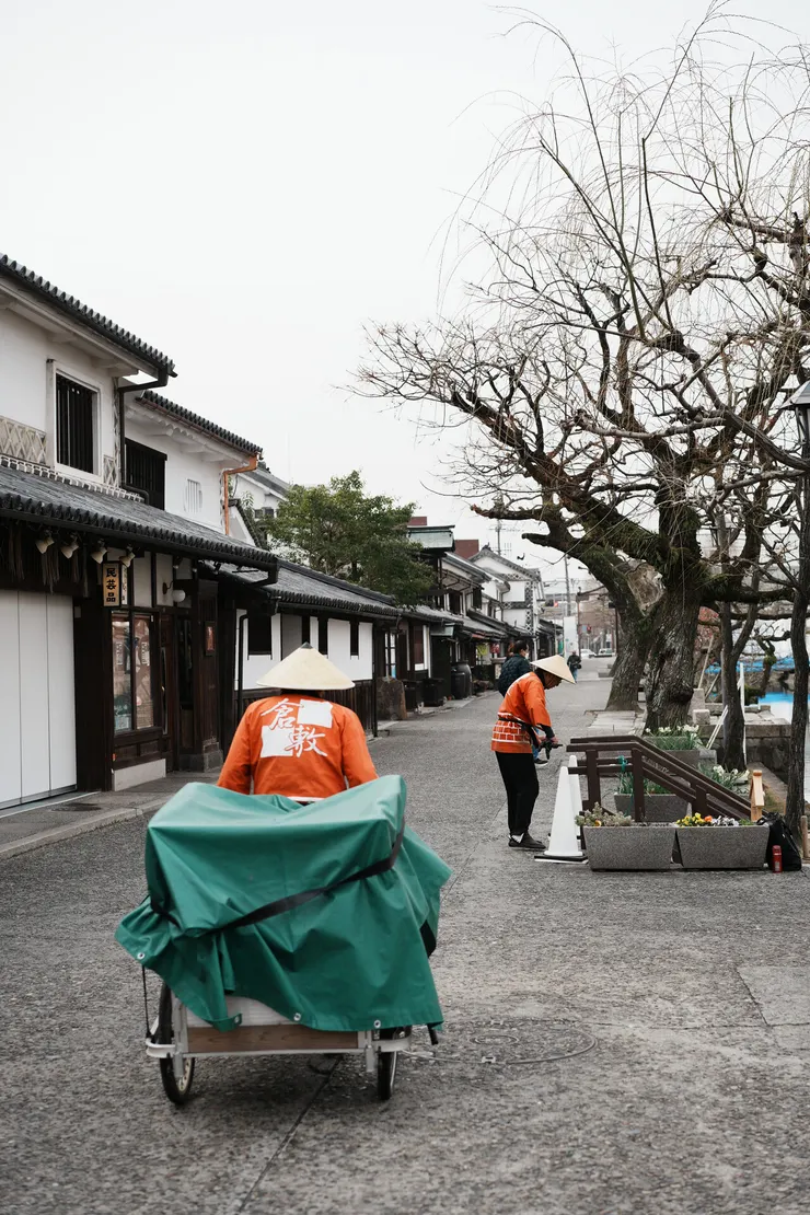 拉著貨車的工作人員